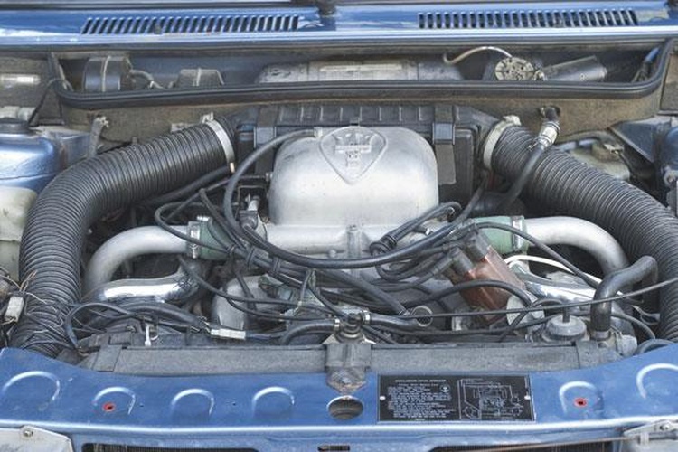 All Biturbo variants through 1986 featured a blow-through Weber carburetor housed in an enormous cast-aluminum plenum.